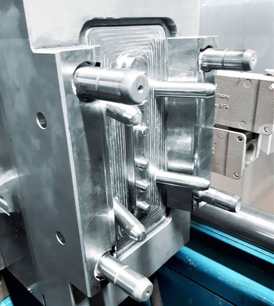 Meusburger-Heißkanal-Implementierung einer schraubbaren Düse des Typs smartfill 4519 auf engstem Raum beim Kunststoffwerk Buchs. Hier die neue Düsenseite des betreffenden Spritzgießwerkzeugs. Meusburger-Heißkanal-Implementierung einer schraubbaren Düse des Typs smartfill 4519 auf engstem Raum beim Kunststoffwerk Buchs. Hier die neue Düsenseite des betreffenden Spritzgießwerkzeugs.