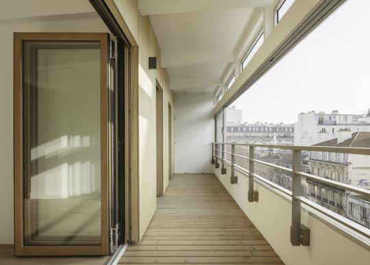 Die Glas-Faltwände aus Kiefernholz des Systems Woodline von Solarlux ermöglichen großzügige Übergänge und unterstützen das architektonische Konzept von Offenheit und Transparenz.(Bild:  Schnepp Renou)