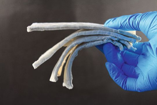 Un échantillon du matériau de blindage du laboratoire Cellulose & Wood Materials de l'Empa. Un échantillon du matériau de blindage du laboratoire Cellulose & Wood Materials de l'Empa.
