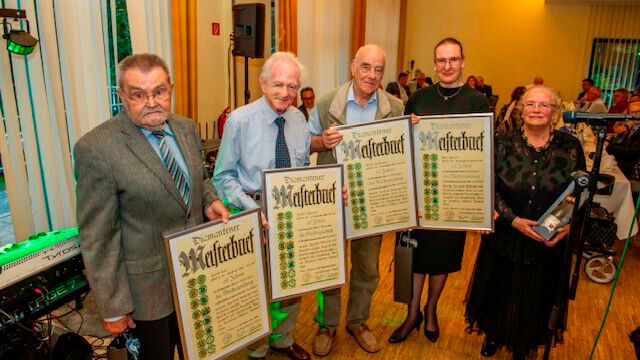 Auf der Jubiläumsfeier überreichte Obermeisterin Dietlinde Stüben-Endres vier diamantene Meisterbriefe: (v. l.) Heinz Heckmann, Heinz Hemmer und Horst Lax. Für den kurz vor der Feier verstorbenen Karl Faust nahmen dessen Frau und Tochter die Urkunde posthum entgegen. (Bild: Kfz-Innung Recklinghausen und Gelsenkirchen)