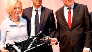 Dr. Armin Plath, Leiter Leichtbaucampus Volkswagen Konzernforschung, Hiltrud Jeworrek, Bürgermeisterin der Stadt Wolfsburg, Matthias Müller, Vorstandsvorsitzender Volkswagen AG, Prof. Dr. Jürgen Hesselbach, Präsident der Technischen Universität Braunschweig, Prof. Dr. Johanna Wanka, Bundesministerin für Bildung und Forschung, Thomas Schmall, Komponentenvorstand Marke Volkswagen, Stephan Weil, Ministerpräsident des Landes Niedersachsen, Prof. Dr. Reimund Neugebauer, Präsident der Fraunhofer-Gesellschaft und Prof. Dr. Klaus Dilger, Vorstandsvorsitzender Open Hybrid LabFactory e.V. (TU Braunschweig/www.fotodesign-bierwagen.de)