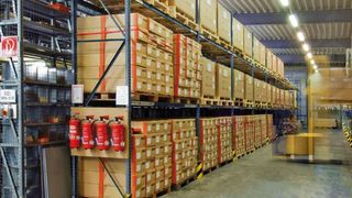 Bild 1: Richtige Platzierung und Kennzeichnung von Feuerlöschern: Gemäß ASR A2.2 müssen diese leicht erreichbar, gut sichtbar und geschützt, vorzugsweise an Fluchtwegen, Ausgängen, Treppen sowie an Kreuzungspunkten von Wegen, angebracht sein. (Bild: bvfa)