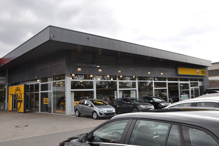 Bis spätestens 2017 soll jede Händlerfassade im matten Schwarz erstrahlen, ... (Foto: Opel)