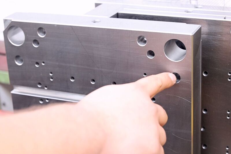 Knarr supplies plates made of Toolox 33 and Toolox 44. With the right drill from precision tool manufacturer Gühring, the holes in this material can be drilled in a very uncomplicated and process-reliable manner. 