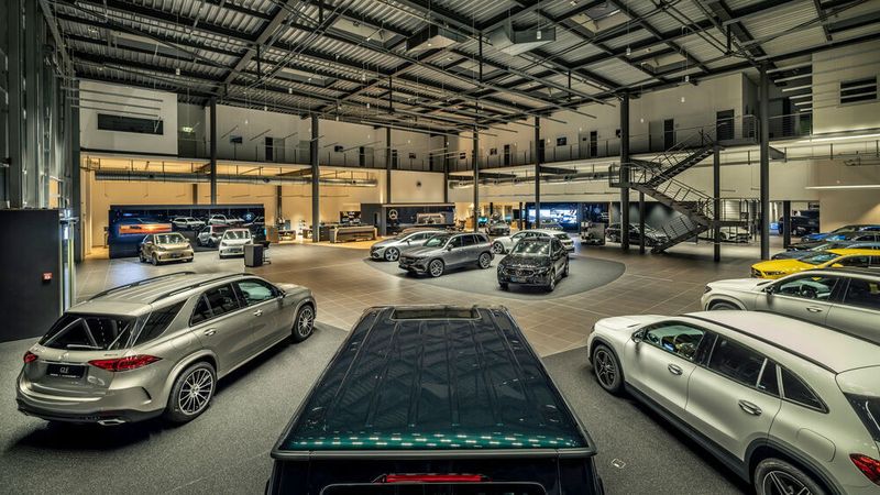 In Fulda ist die komplette Produktpalette des Autohauses Kunzmann vertreten; hier eingetaucht in eine stimmungsvolle Beleuchtung bei Nacht. (Kunzmann)