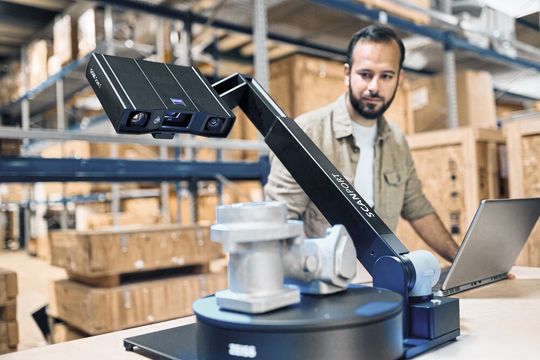 Simply intuitive: In conjunction with the sophisticated "Inspect" software, even inexperienced personnel can quickly and reliably measure components for quality assurance.(Image: Zeiss)