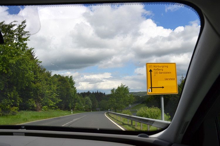 Aber auf dem Weg zum Nürburgring gibt es zum Glück auch einige Straßenabschnitte, die zumindest Tempo 100 erlauben.  (Foto: Michel)