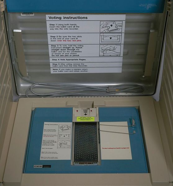 Eine Votomatic III Wahlmaschine. Noch in den 2010er Jahren wurden in den USA lochkartenbasierte Systeme wie dieses für die Abgabe und Auswertung von Wählerstimmen verwendet, unter anderem auch bei Präsidentschaftswahlen. (Bild: frei lizenziert)