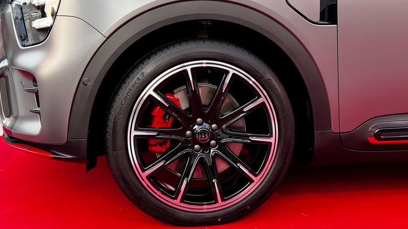 Der Brabus fällt unter anderem durch rote Bremssättel hinter 21-Zoll-Felgen auf. (Bild: Dirk Kunde/SP-X)