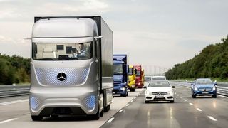 Teilautomatisierte Lkw sparen Speditionen keine Lohnkosten – die Unternehmen hoffen auf vollautonome Modelle, die zumindest überwiegend ohne Fahrer auskommen. (Daimler)