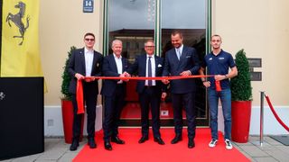 Beim Durchschneiden des roten Bands: Wilhelm Hegger, Geschäftsführer Ferrari Central Europe (zweiter von rechts), Bernhard Linnenschmidt, für Deutschland zuständiger Geschäftsführer der Emil-Frey-Gruppe (zweiter von links), Daniel Peters, Geschäftsführer Emil Frey Sportivo (Mitte), sowie die Ferrari-Rennfahrer Thomas Neubauer (ganz links) und Giacomo Altoé. (Bild: Diehl – VCG)