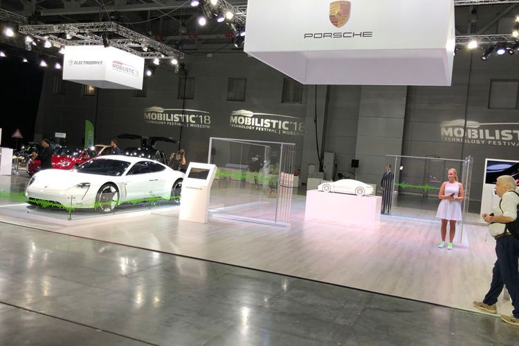 Immerhin hatte Porsche so etwas wie einen Messestand dabei. Nur die Besucher fehlten. (Bild: Wolfgang Gomoll)