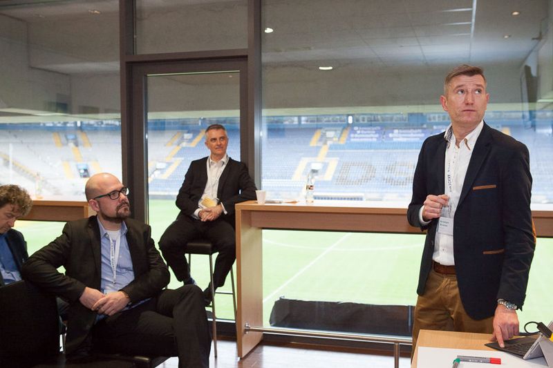 Referent Kristian Krause (r., Tarox) leitet den Workshop „Wenn Überleben nicht die einzige Zukunftsstrategie Ihres Unternehmens sein soll“ – mit dem richtigen Drittel-Mix sich zukunftsorientiert ausrichten. (Astrid Piethan)