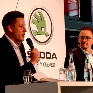 Vor den Gefahren langer Lieferzeiten und steigender Standzeiten im Gebrauchtwagenhandel warnten die Vorstandsmitglieder Christian Melzer (li.) und Jochen Schandert (re.).(Bild:  Grimm / »kfz-betrieb«)