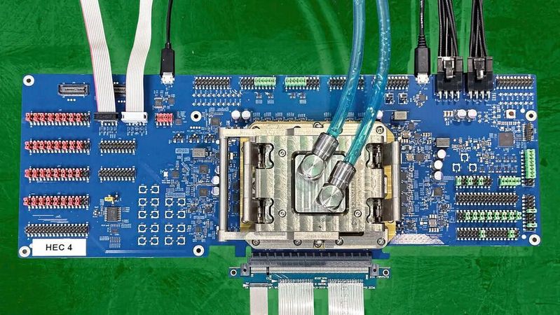 Der Heracles-Chip von Intel berechnet vollständig verschlüsselte Daten, ohne sie zu entschlüsseln. Nach Unternehmensangaben ist der Chip bei FHE-Rechenoperationen (Fully Homomorphic Encryption) 1.074- bis 1.547-fach schneller als ein Intel Xeon mit 24 Kernen.(Bild:  Intel)