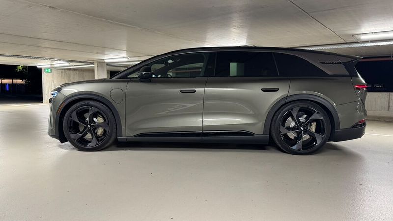 Ganz unten am Boden sieht der Lucid schon brutal aus. Der cW-Wert von 0,24 unterstreicht die windschlüpfrige Silhouette. (Bild: Schreiner – »kfz-betrieb«)