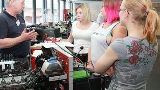 Unter den 15 Finalisten waren auch drei angehende Kfz-Mechatronikerinnen. Valentina Selskaja (vorne rechts) schaffte es aufs Siegerpodest. (ATR)