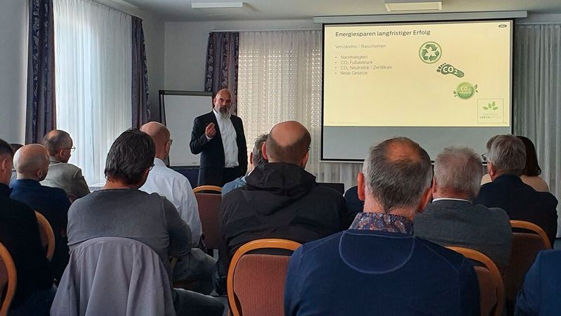In der Nähe von Crailsheim hatte Ford das erste von bundesweit drei Netzwerktreffen veranstaltet. Energie-Experte Gregor Weber vermittelte den Ford-Partnern viele praxisnahe Tipps, mit denen sie schnell ihre Energiekosten senken können.(Bild:  Mauritz – »kfz-betrieb«)