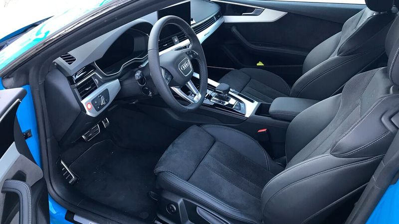 Hervorragende Sitze mit Komfortpaket machen lange Autobahnfahrten ebenso zum Vergnügen wie die sportliche Kurvenhatz im Mittelgebirge. (Bild: Rosenow/»kfz-betrieb«)