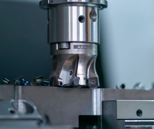 Zerspanungspraktiker setzen gerne auf universell nutzbare Werkzeugsysteme, weil sie Kosten und Zeit sparen. Dazu gehört etwa das FD-Frässystem Duomill von Arno Werkzeuge. Dabei sind Eck- und HFC-Platten in einem Plattensitz montiert, was als einzigartig gilt.(Bild:  Suxes / M. Frischauf)