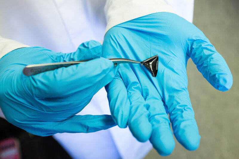 Supraleiter-Folie: Die Forscher haben Fasern mit supraleitenden Nanodrähten zu einem Stoff verwebt, der hauchfein, biegsam und flexibel ist wie Frischhaltefolie. (Oliver Dietze)