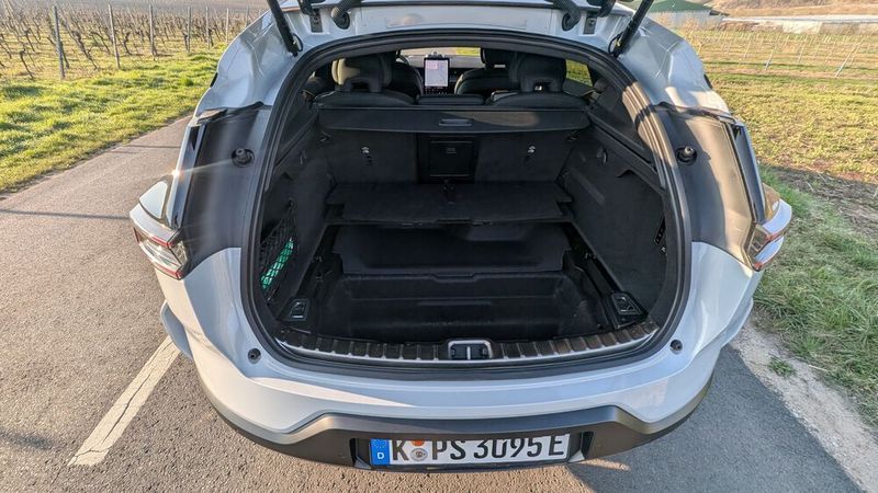 8. Der Kofferraum: Der Polestar 3 ist nicht nicht nur aufgrund seines hohen Fahrkomforts und seines großzügigen Platzangebots für die Insassen ein perfektes Urlaubsfahrzeug. Es lässt sich auch jede Menge Gepäck laden: Der Kofferraum schluckt mindestens 484 Liter. Dazu kommen 90 Liter unter dem Kofferraumboden sowie ein 32-Liter-Frunk unter der vorderen Motorhaube.  (Bild: Mauritz – VCG)