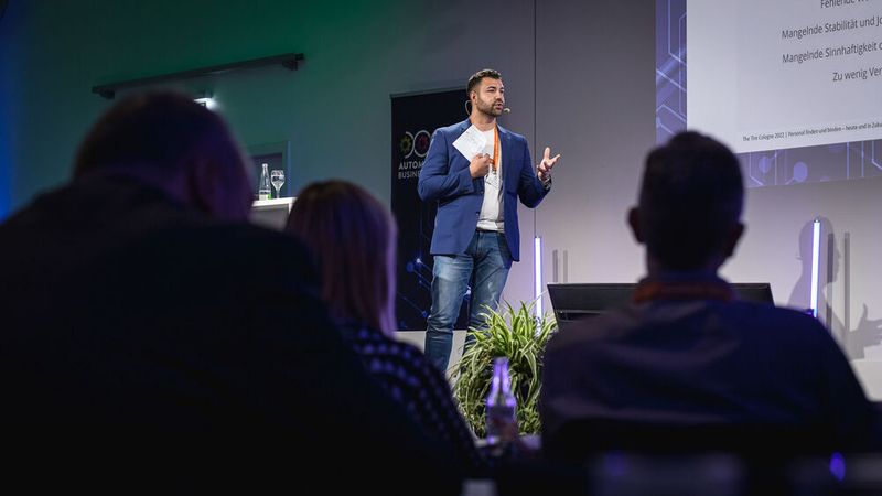 ... Serviceleiter Pierluigi Proietto erklärte er, welche Rolle ein gutes Betriebsklima dabei spielt. (Bild: Stefan Bausewein)