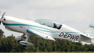 Jungfernflug: Erstmals fliegt ein Flugzeug der Zertifizierungs-Kategorie CS23 mit Permit-to-Fly rein-elektrisch. Der Siemens-Motor hat eine Leistung von 260 KW und ein Gewicht von nur 50 kg – laut Siemens verfügt er damit über ein Rekord-Leistungsgewicht. (Siemens)