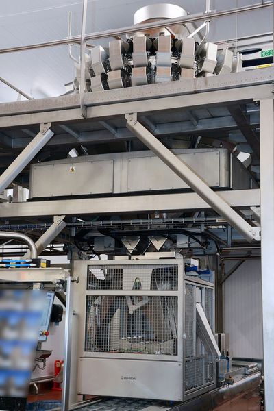 Eine spezielle Verteileinheit unter der 24-köpfigen Waage ermöglicht die Befüllung von 16 Schalen gleichzeitig. (Bild: Ishida)