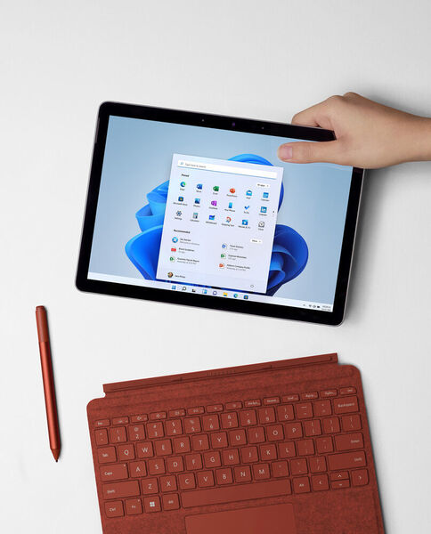 Auch das Surface Go 3 ist ein Tablet, das mit den Tastaturen Surface Go Signature Type Cover und Surface Go Type Cover zum Notebook wird. (Microsoft)