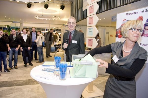 Vom Glück geküsst: Dörte von Haxthausen (MicroConsult) zieht den Gewinner eines Entwicklerboards, Frank Listing (Mitte) moderiert. (Bild: Elisabeth Wiesner)