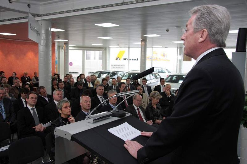 Werner E. Entenmann begrüßt seine Ehrengäste zur Eröffnungsfeier. (Archiv: Vogel Business Media)