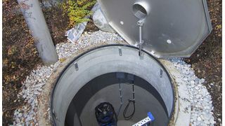 Sieht unspektakulär aus ist es aber: Einer von zwei redundanten Saugbrunnen. Diese befördern das Grundwasser zur RZ-Kühlung in einen sekundären Wasserkreislauf. (Bild: Rittal)