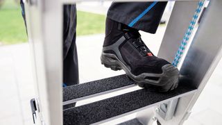 Munks Stufen-Seilzugleiter gibt es auch in der Ausführung mit rutschhemmender Trittauflage „clip-step R13“. Damit sind auch in ölverschmierten oder staubigen Arbeitsbereichen ein sicherer Tritt und komfortabler Stand gewährleistet. (Bild: Munk)