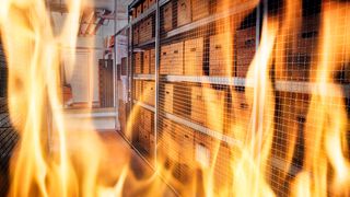 Das Laren-System von Guardian Technologies dient der Brandbekämpfung im Lager. Darin sind alle erforderlichen Komponenten vereint: Steuerung, Mechanik, Pumpen und Löschmittelbehälter. (Bild: Copyright: Andrey Popov)