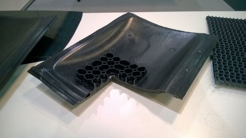 Das Projekt MAI Sandwich befasste sich mit thermoplastisch fügbaren Sandwichstrukturen für Strukturbauteile. Das Besondere hierbei: Das Vorformen der Deckschicht, das Fügen des Kerns und das Anspritzen von Funktionselementen erfolgt in einem Prozess. (D.Quitter/konstruktionspraxis)