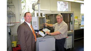 Markus Busch (links), Bereichsleiter Vertrieb und Technik bei der von den Steinen GmbH &amp; Co. KG, und Udo Bäcker, technischer Kundenberater, sind zufrieden mit den neuen Möglichkeiten der Laserbeschriftungsanlage. (Archiv: Vogel Business Media)