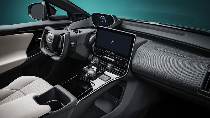 Da sich der Crossover für den aktuellen Umweltbonus qualifiziert, sparen Kunden beim Kauf derzeit 9.570 Euro. (Bild: Toyota)