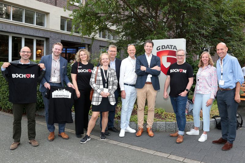 Jessika und Andreas Lüning (G Data) mit einer niederländischen Wirtschaftsdelegation, die den G Data & Ionos Tech Day am Abend noch besuchten. (Bild: G Data CyberDefense)