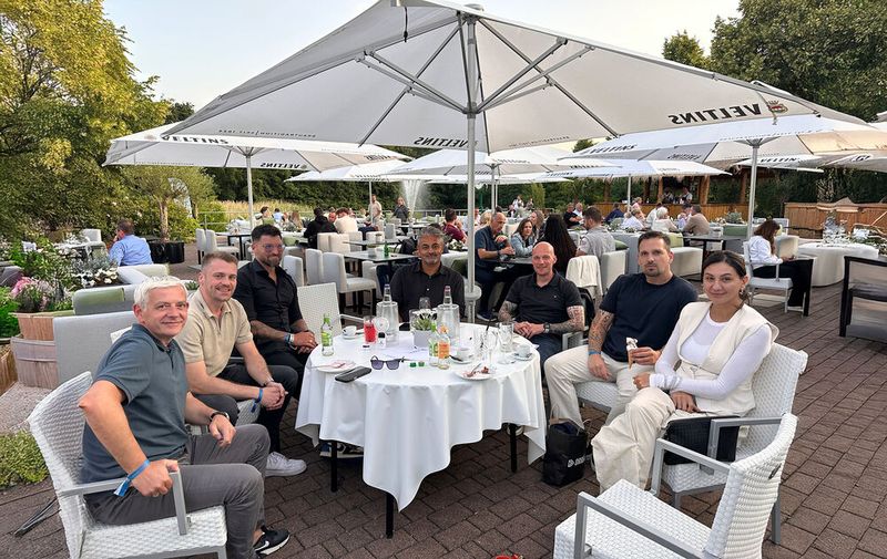 Die Distribution schwer am Arbeiten: (v. l.) Hajdar Gjokaj, Christian Welteroth, Andreas Bajohr & Murat Arpaci (BAB), Marc Wirtz (api), Adrian Dita (Terra Solutions) und Filiz Arpaci (BAB) (Bild: Vogel IT-Medien)