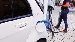 Die Förderprämie für E-Fahrzeuge richtig zu stellen, ist nicht ganz einfach. Deshalb bietet die TAK für Autoverkäufer ein Online-Seminar an.   (Bild: gemeinfrei)