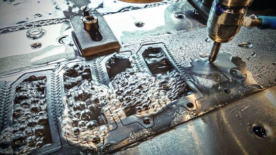 Grâce à des jets d'eau d'un diamètre de 0,2 mm, à des pressions élevées et à des abrasifs très fins, l'entreprise est en mesure de découper des matériaux extrêmement durs ou délicats sans les altérer.(Source :  WatAJet / Mitutoyo)