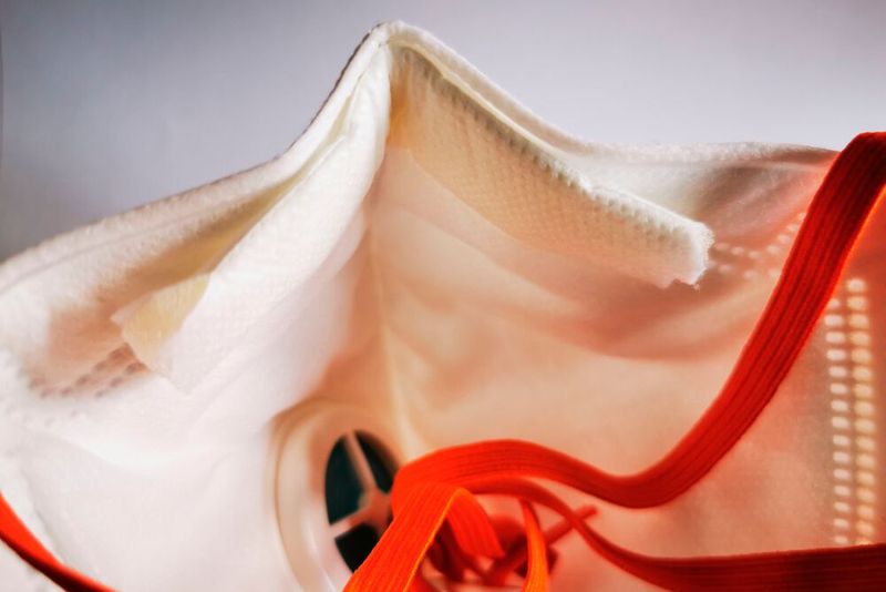 Die Masken besitzen einen gepolsterten und biegbaren Bügel, mit dem der Anwender die Passform an die individuelle Gesichtsform im Nasenbereich anpassen kann. (Bild: Holz/»kfz-betrieb«)