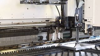 Bild 1: Bei dieser 18 Jahre alten Abkantmaschine erhält man nun nach dem Retrofitting eine Auswertung der Maschinendaten mit monatlicher Übersicht der produktiven Zeiten, der Ausfall- und Störungszeiten, der Nebentätigkeiten und Justagen sowie über die gesamte Einsatzzeit. (Harting)