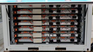 Lagerung und Nutzung in einem: E-Auto-Batterien können zur stationären Energiespeicherung genutzt werden, wie hier bei Auto-Ruhfass in Vohburg. (Bild: Rosenow – VCG)