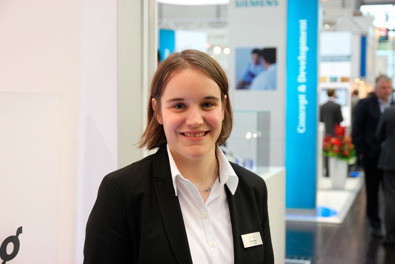 „Flüssigsilikon ist sehr gut geeignet für komplexe Geometrien, beispielsweise solche mit großen Hinterschnitten“, weiß Carolin Grab, Produktmanagerin bei Trelleborg Sealing Solutions in Stein am Rhein. (Schäfer)