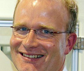 Rüdiger Winter, Director Sales Europe bei der Adept Technology GmbH, neben dem Delta-Roboter Quattro: „Wir bieten alle Kinematiken an und sehen uns als Automatisierer mit alternativen Lösungsansätzen.“ Bild: Kroh (Archiv: Vogel Business Media)