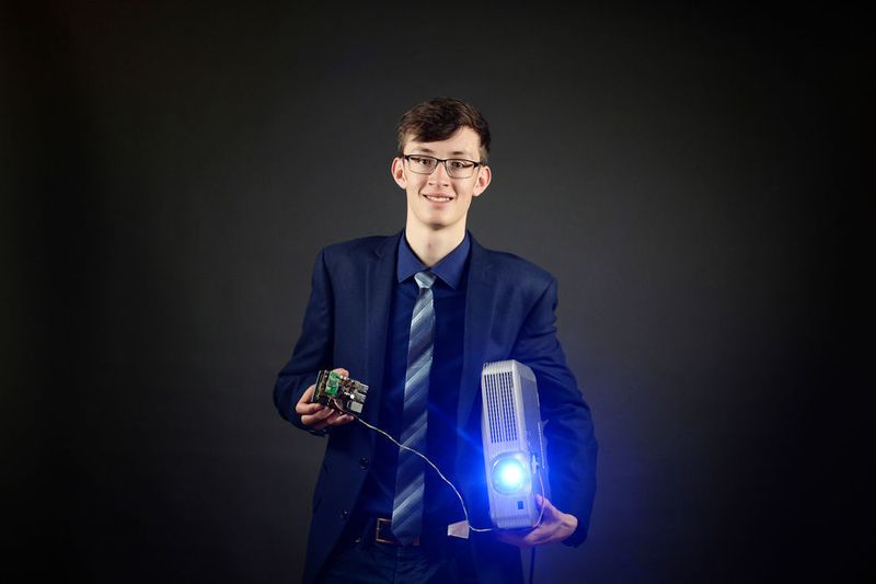 Ein Beamer, der bei Terminbeginn bereits läuft, ein Raumklima, das produktives Arbeiten fördert, oder Licht, das sich in ungenutzten Räumen abschaltet – das Konzept einer automatisierten Steuerung der Technik in Gebäuden kann nicht nur im „Smart Home“, sondern auch am Arbeitsplatz Energie sparen und den Komfort erhöhen. Das zeigte Wolfgang Böttcher am Beispiel eines Konferenzraums. Dazu definierte er für Heizung, Beleuchtung, Beamer und Raumklimatisierung spezifische Anforderungen, Eigenschaften und Funktionen. Er entwarf eine modulare Hardware- und Softwarestruktur, wählte Sensoren aus und programmierte die Steuerung. Diese orientiert sich via Kalenderserver an der jeweiligen Raumnutzung. Durch Messungen wies der Jungforscher nach, dass so signifikante Einsparungen thermischer und elektrischer Energie möglich sind. (Jugend forscht e.V.)