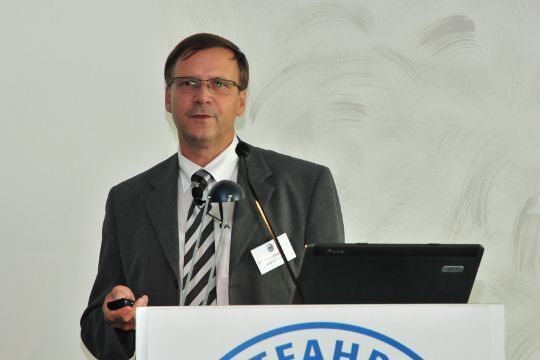 Siegfried Schulz, Produktmanager Kfz-Technik bei Lucas Nülle, zeigte auf, welche neuen Themen durch die E-Mobilität auf die Ausbildung der Kfz-Mechatroniker zukommen. (Archiv: Vogel Business Media)