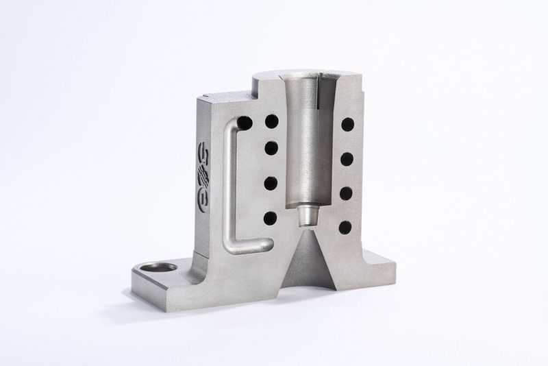 Bild 8: Für Produkte aus Edelstahl Rostfrei im Anlagenbau wie bei dieser Anwendung im Kunststoff- und Gummi-Spritzguss, spechen die hohe Festigkeit, robuste Beständigkeit gegenüber Korrosion sowie die hohe Streckgrenze und Verschleißfestigkeit. (Bild: EOS // Tobias Hase)